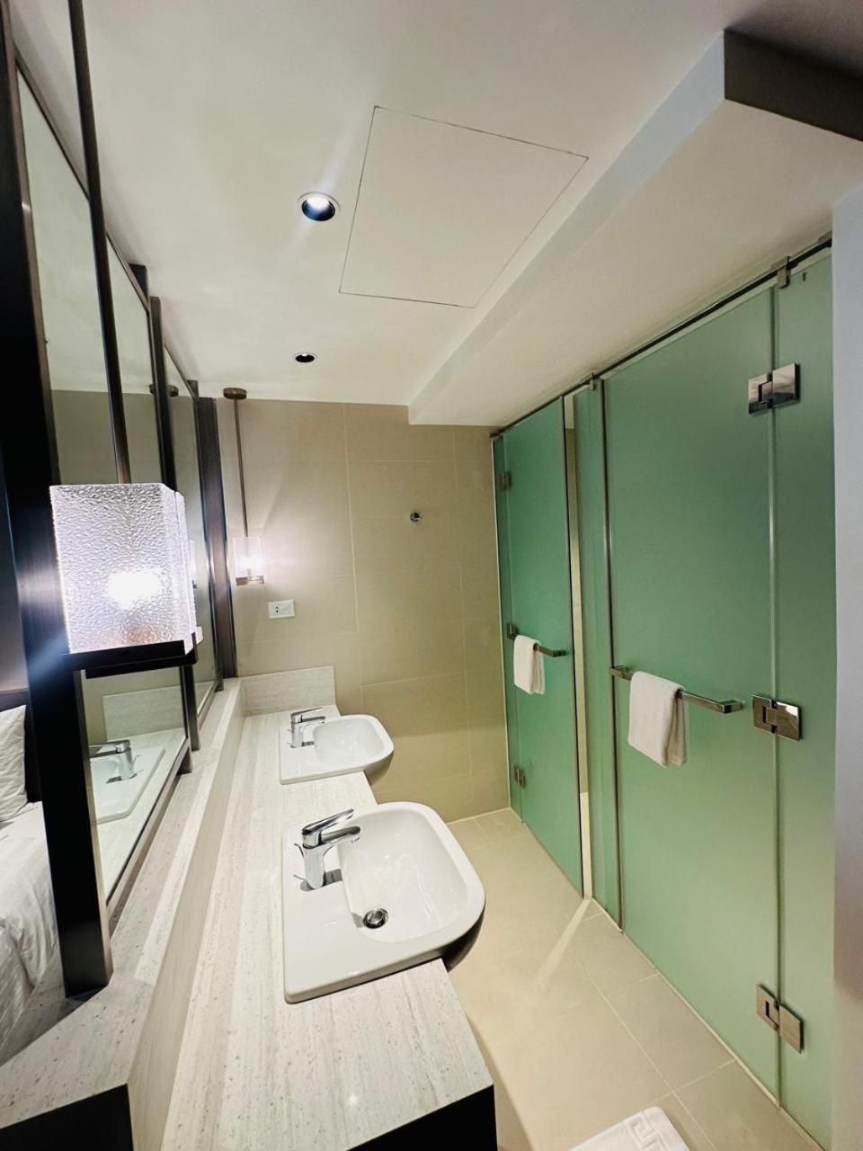 Manila Novotel Residences Acqua At Madr Excellence Манила Екстериор снимка